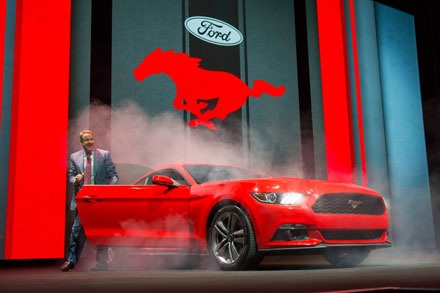 Ford chính thức ra mắt chiếc Mustang 2015 - 16 Và phiên bản Mustang 2015 coupé cùng người mẫu Ala Mulally